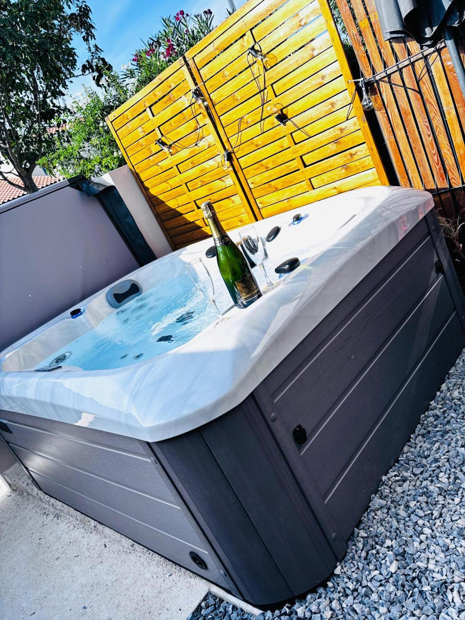 Logement Du Sud Avec Jacuzzi Sommières Eksteriør billede